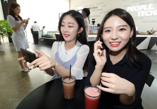 KT 직원들이 5G C-DRX 기술을 적용해 스마트폰을 쓰고 있다. KT 제공